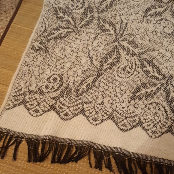 Absolutely beautiful blanket wrap scarf - Picture 5 of 6